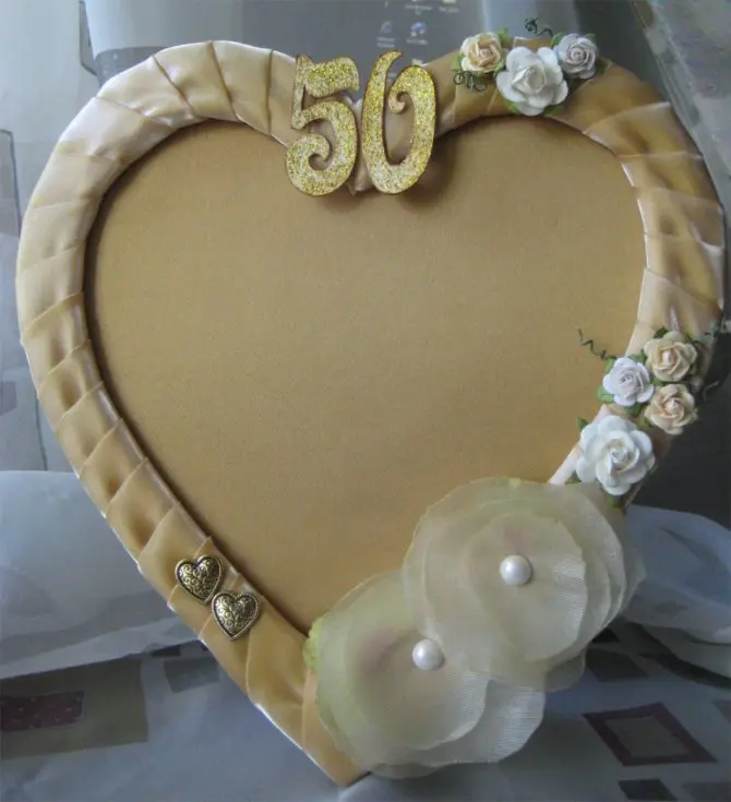 Серце з квітами та цифрами 50 для золотого весілля.