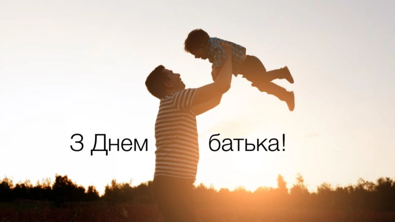 Тато піднімає дитину на руках на заході сонця.