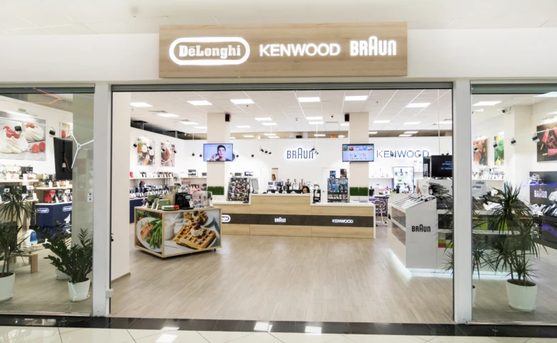 Витрина магазину побутової техніки для кухні з брендами De'Longhi та Kenwood.