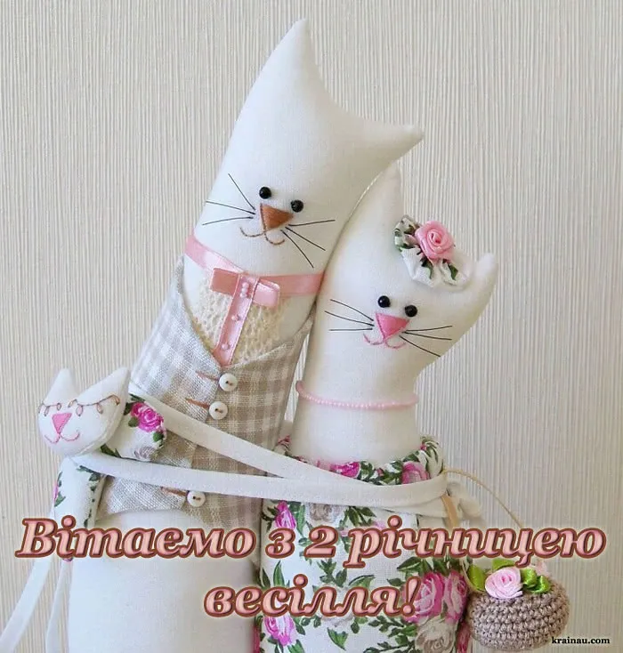 М'які іграшкові котики у весільних нарядках для привітання.