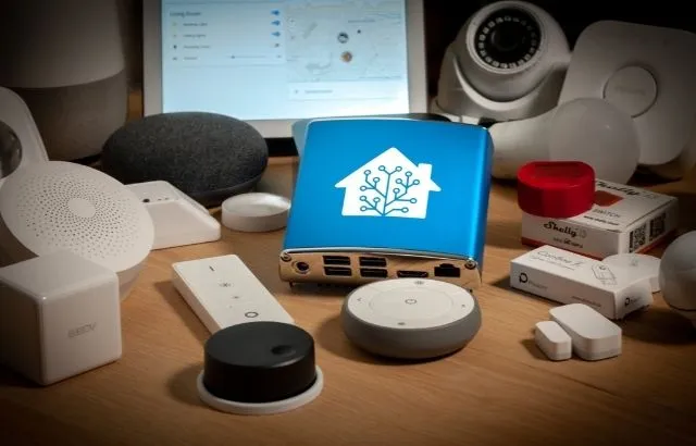 Коллекція пристроїв розумного дому навколо комп'ютера Raspberry Pi